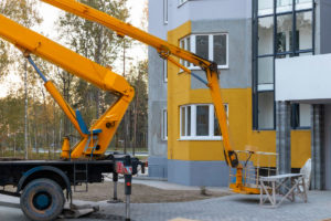 Аренда автовышки с люлькой для подъёма рабочих